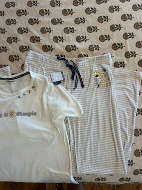 Life Is Good White & Navy Bee Pajama Top